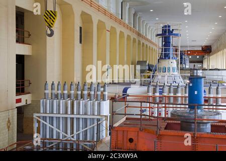 Turbines au barrage de Bonneville et écluses dans la gorge du fleuve Columbia, région du Grand Portland, Oregon, États-Unis Banque D'Images