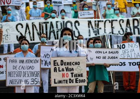 Madrid, Espagne. 22 juin 2020. Madrid, Espagne. 22 juin 2020. Travailleurs de la santé protestant à l'hôpital Gregorio Marañon. Les travailleurs de la santé protestent dans les hôpitaux pendant la crise du coronavirus contre la précarité de leur travail. Crédit: Marcos del Mazo/Alay Live News Banque D'Images