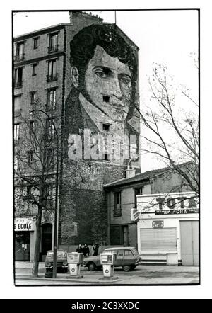 Mur publicitaire géant appoché pour pâte dentaire dans la banlieue de Paris, France vers 1974 Banque D'Images