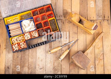 Outils de menuiserie sur une table en bois. Ustensiles dans une boîte pour joindre le bois. Lieu - atelier à domicile. Banque D'Images