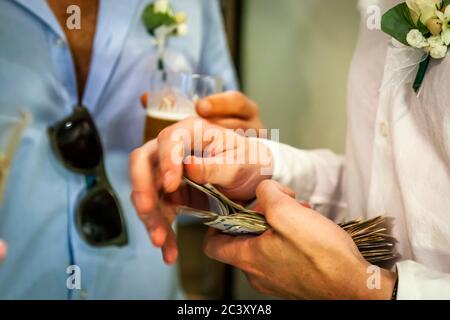 Mariage en Bulgarie. La nuit avant le mariage, le marié doit recueillir de l'argent qu'il aura besoin le lendemain pour soudoyer les gardes de la maison de la mariée Banque D'Images