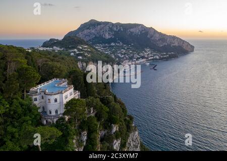 Vue aérienne de Villa Lysis / Fersen au coucher du soleil, l'île de capri et la marina grande derrière Banque D'Images