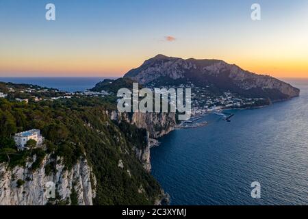 Vue aérienne de Villa Lysis / Fersen au coucher du soleil, l'île de capri et la marina grande derrière Banque D'Images