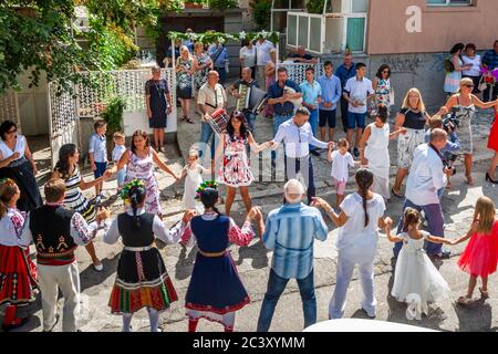 La danse se produit à tout moment lors d'un mariage bulgare Banque D'Images
