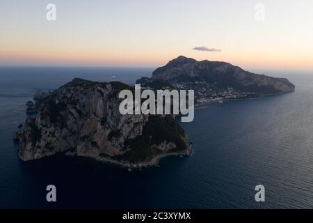 Vue aérienne de la Villa Jovis et de la Villa Lysis / Fersen au coucher du soleil, l'île de capri et la marina grande derrière Banque D'Images