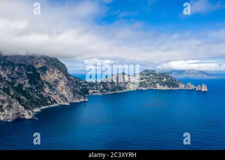 Panorama sur l'île de Capri, Italie: Marina Piccola, Faraglioni Banque D'Images