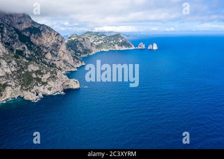 Panorama sur l'île de Capri, Italie: Marina Piccola, Faraglioni Banque D'Images