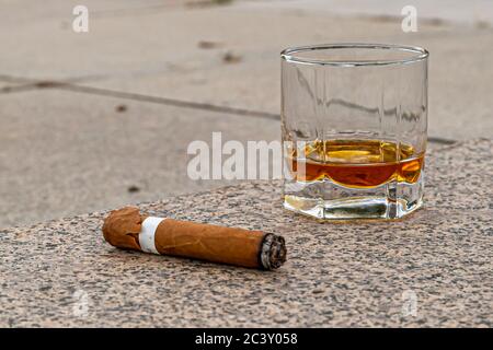 Cigare et whisky pendant un mariage en Bulgarie Banque D'Images