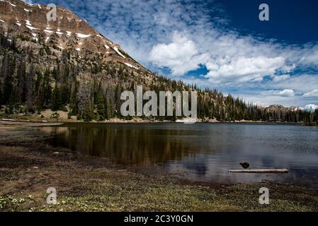 Début de l'été dans le lac de haute montagne dans les montagnes de haute Uintah. Situé à l'est de Salt Lake City, Utah, États-Unis. Banque D'Images