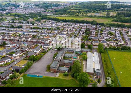 Vue aérienne d'un drone d'une zone résidentielle d'une petite ville gallois entourée de collines (Ebbw Vale, pays de Galles du Sud, Royaume-Uni) Banque D'Images