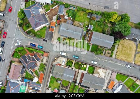 Vue aérienne de haut en bas des maisons dans une zone urbaine d'une petite ville (Ebbw Vale, South Wales Vallies, UK) Banque D'Images