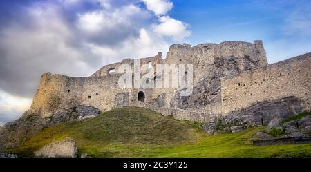 Vue sur le château médiéval de Spas dans l'est de la Slovaquie Banque D'Images