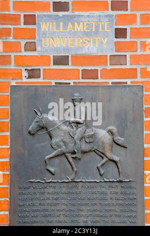 Plaque d'histoire sur la porte de l'Université Willamette à Salem Banque D'Images