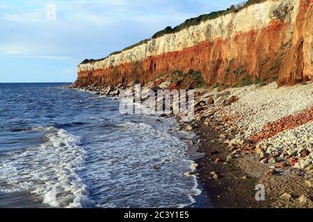 Old Hunstanton Cliffs, High Tide, Carstone, craie, rayures, rayures, mer du Nord, The Wash, Norfolk, Angleterre, Royaume-Uni Banque D'Images