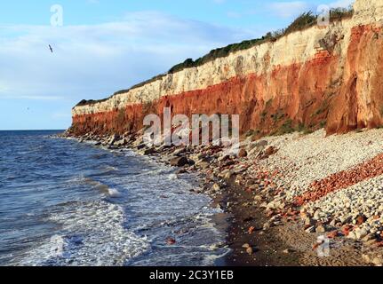 Old Hunstanton Cliffs, High Tide, Carstone, craie, rayures, rayures, mer du Nord, The Wash, Norfolk, Angleterre, Royaume-Uni Banque D'Images