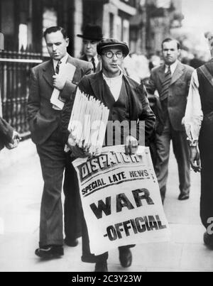 Journal Man Holding Stack of Newspapers and Sign Stading 'spécial Late News: War - Official', Londres, Angleterre, Royaume-Uni, Acme News Pictures, Inc., 7 septembre 1939 Banque D'Images