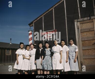 Huit femmes se tenant devant le Camp Barber Shop, camp japonais-américain, évacuation d'urgence de guerre, Tule Lake Relocation Center, Newell, Californie, États-Unis, Office of War information, 1942 Banque D'Images