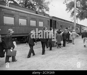 Les évacués embarquant dans un train spécial au centre d'assemblage en route vers un centre de déplacement de guerre, Santa Anita, Californie, États-Unis, U.S. Army signal corps, 1942 Banque D'Images