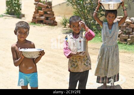 Beawar, Inde. 21 juin 2020. Les enfants pauvres sourient après avoir reçu de la farine dans un bidonville, dans le cadre du confinement de la COVID-19 dans tout le pays, à la périphérie de Beawar. (Photo de Sumit Saraswat/Pacific Press) crédit: Pacific Press Agency/Alay Live News Banque D'Images