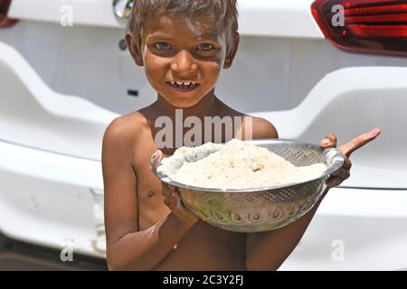 Beawar, Inde. 21 juin 2020. Un enfant pauvre sourit après avoir reçu de la farine, dans le cadre du confinement de la COVID-19 dans tout le pays, à la périphérie de Beawar. (Photo de Sumit Saraswat/Pacific Press) crédit: Pacific Press Agency/Alay Live News Banque D'Images