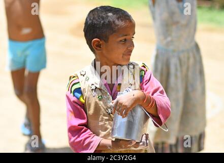 Beawar, Inde. 21 juin 2020. Un enfant pauvre sourit après avoir pris de la nourriture dans un bidonville, dans le cadre du confinement de la COVID-19 dans tout le pays, à la périphérie de Beawar. (Photo de Sumit Saraswat/Pacific Press) crédit: Pacific Press Agency/Alay Live News Banque D'Images