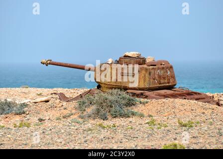 Le char de combat soviétique rouillé T-34 sur les rives de l'océan Indien à l'île Socotra, au Yémen Banque D'Images