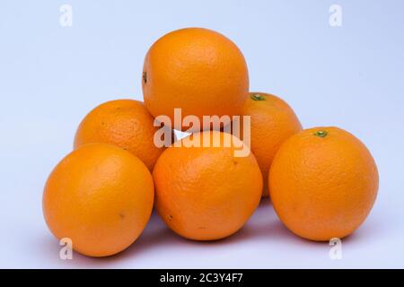 Tas de fruits tangerine sur fond blanc. Fruits frais de l'Inde Asie Banque D'Images