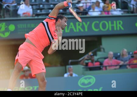 KEY BISCAYNE, FL - MARS 25: Grigor Dimitrov de Bulgarie joue un revers contre Jeremy Chardy de France dans leur troisième match rond lors de l'Open de Miami présenté par Itau au Crandon Park tennis Centre le 25 mars 2018 à Key Biscayne, Floride. Personnes: Grigor Dimitrov crédit: Storms Media Group/Alay Live News Banque D'Images