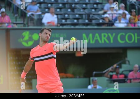 KEY BISCAYNE, FL - MARS 25: Grigor Dimitrov de Bulgarie joue un revers contre Jeremy Chardy de France dans leur troisième match rond lors de l'Open de Miami présenté par Itau au Crandon Park tennis Centre le 25 mars 2018 à Key Biscayne, Floride. Personnes: Grigor Dimitrov crédit: Storms Media Group/Alay Live News Banque D'Images