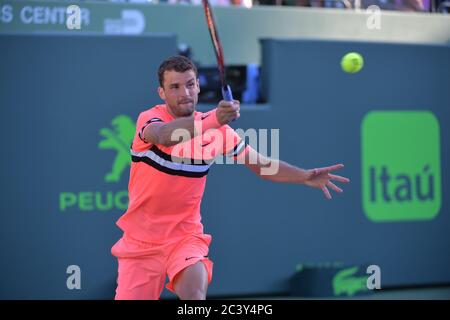 KEY BISCAYNE, FL - MARS 25: Grigor Dimitrov de Bulgarie joue un revers contre Jeremy Chardy de France dans leur troisième match rond lors de l'Open de Miami présenté par Itau au Crandon Park tennis Centre le 25 mars 2018 à Key Biscayne, Floride. Personnes: Grigor Dimitrov crédit: Storms Media Group/Alay Live News Banque D'Images