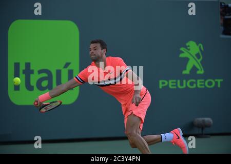 KEY BISCAYNE, FL - MARS 25: Grigor Dimitrov de Bulgarie joue un revers contre Jeremy Chardy de France dans leur troisième match rond lors de l'Open de Miami présenté par Itau au Crandon Park tennis Centre le 25 mars 2018 à Key Biscayne, Floride. Personnes: Grigor Dimitrov crédit: Storms Media Group/Alay Live News Banque D'Images