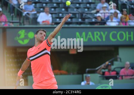 KEY BISCAYNE, FL - MARS 25: Grigor Dimitrov de Bulgarie joue un revers contre Jeremy Chardy de France dans leur troisième match rond lors de l'Open de Miami présenté par Itau au Crandon Park tennis Centre le 25 mars 2018 à Key Biscayne, Floride. Personnes: Grigor Dimitrov crédit: Storms Media Group/Alay Live News Banque D'Images