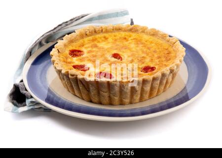 une tarte au fromage ou une tarte aux tomates séchées dans la croûte supérieure isolée sur blanc Banque D'Images