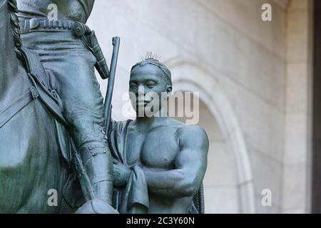 Statue du président Theodore Roosevelt devant le Musée américain d'Histoire naturelle, à l'ouest de Manhattan, New York, le 22 juin 2020 Banque D'Images