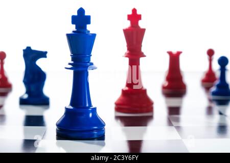 Photo studio de pions d'échecs rouges et bleus symbolisant les États-Unis Partis démocratiques et républicains Banque D'Images