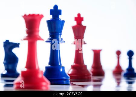 Photo studio de pions d'échecs rouges et bleus symbolisant les États-Unis Partis démocratiques et républicains Banque D'Images