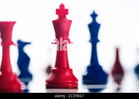 Photo studio de pions d'échecs rouges et bleus symbolisant les États-Unis Partis démocratiques et républicains Banque D'Images