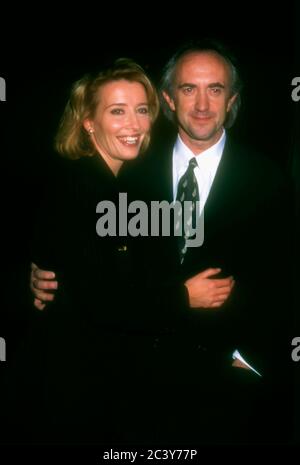 Los Angeles, Californie, Etats-Unis 2 novembre 1995 l'actrice Emma Thompson et l'acteur Jonathan Pryce assistent à la première de Carrington le 2 novembre 1995 à la Director's Guild of America à Los Angeles, Californie, Etats-Unis. Photo par Barry King/Alay stock photo Banque D'Images