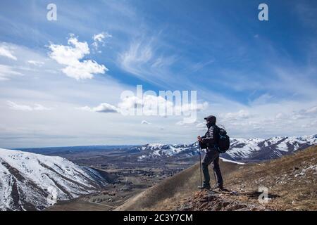 Etats-Unis, Idaho, Bellevue, homme senior randonnée dans les montagnes Banque D'Images