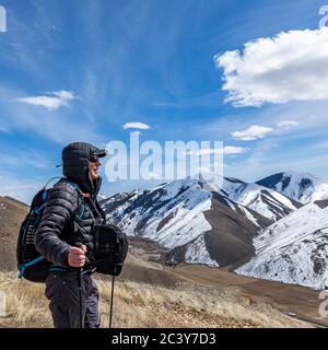 Etats-Unis, Idaho, Bellevue, homme senior randonnée dans les montagnes Banque D'Images