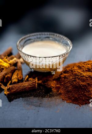 Masque facial pour mélasma composé de poudre de Revand chini, et de lait. Grenaille de racines de chinois de revand, de poudre et de lait. Banque D'Images