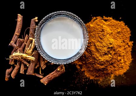 Masque facial pour mélasma composé de poudre de Revand chini, et de lait. Grenaille de racines de chinois de revand, de poudre et de lait. Banque D'Images