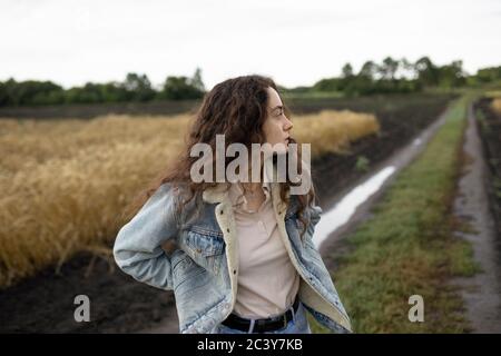 Russie, Omsk, jeune femme debout sur le terrain Banque D'Images