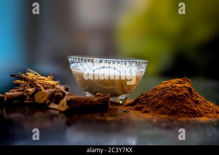 Masque facial pour mélasma composé de poudre de Revand chini, et de lait. Grenaille de racines de chinois de revand, de poudre et de lait. Banque D'Images
