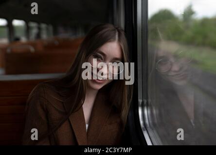 Russie, Omsk, Portrait de la jeune femme en train Banque D'Images