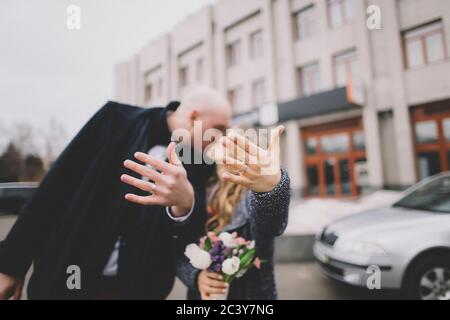 Couple nouvellement kising dans la rue Banque D'Images