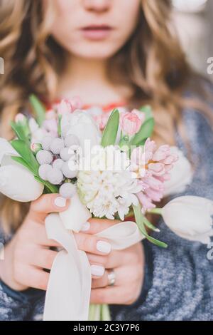 Close up of bride holding bouquet de fleurs Banque D'Images