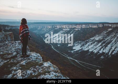Ukraine, Crimée, jeune femme couverte de plaid regardant le canyon Banque D'Images