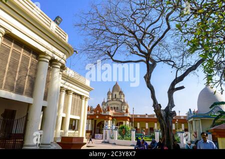 Dakshineswar Kali Mandir Temple construit en navaratna ou neuf spires sur plate-forme haute. Heure du coucher du soleil. Architecture historique célèbre. Kolkat Banque D'Images