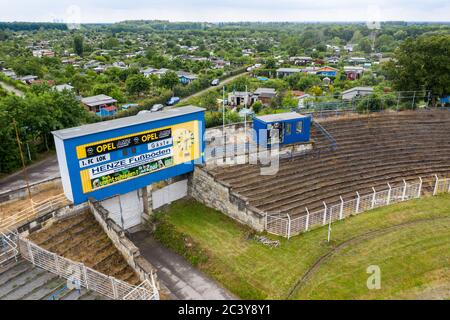 Leipzig, Allemagne. 19 juin 2020. Le tableau de bord du stade Bruno-Plache, lieu du 1er FC Lokomotive Leipzig. Le champion du nord-est, déterminé à la table verte, peut faire la promotion à la 3ème ligue parfaite dans la délégation de promotion Lok Leipzig - SC Verl. Si la promotion réussit, la licence est toujours manquante. Des changements structurels doivent encore être apportés au système d'éclairage et de son, au bloc invité, aux postes de travail des médias, de sorte que le DFB donne le feu vert. (Vue aérienne avec drone) crédit: Jan Woitas/dpa-Zentralbild/dpa/Alay Live News Banque D'Images